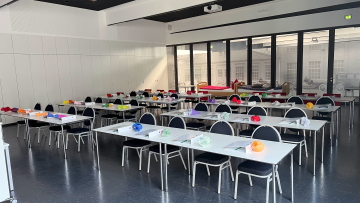 Klassenzimmer mit Schultüten bestückt