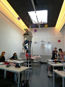 Vorbereitungen Weihnachten Dekoration in den Klassen